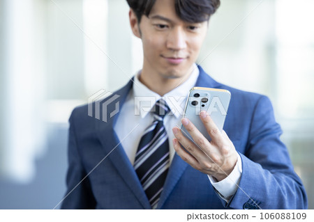 處理智能手機手的商人 處理智能手機手的商人 106088109