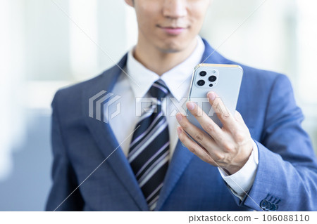 處理智能手機手的商人 106088110