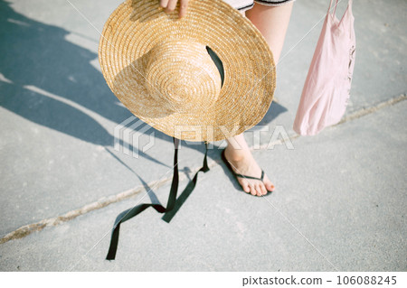 一個女人在沙灘上散步 106088245