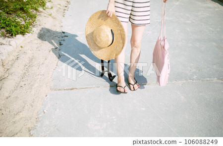 一個女人在沙灘上散步 106088249