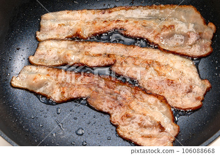 將培根切成薄片,放入煎鍋中煎炸 將培根切成薄片,放入煎鍋中煎炸 106088668