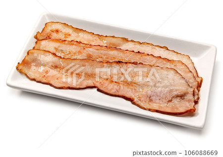 將培根切成薄片,放入煎鍋中煎炸 將培根切成薄片,放入煎鍋中煎炸 106088669