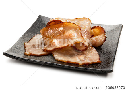 將培根切成薄片,放入煎鍋中煎炸 將培根切成薄片,放入煎鍋中煎炸 106088670