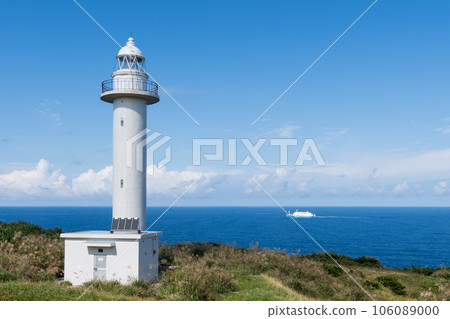 藍天、白色燈塔和渡輪（衝永良部島、塔米納岬） 106089000