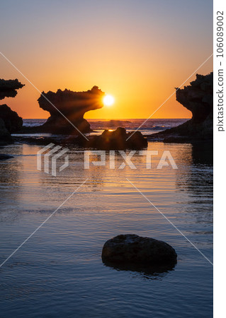 Strangely shaped rocks and sunrise on the southern island (Okinoerabu Island, Ujiji Beach) 106089002