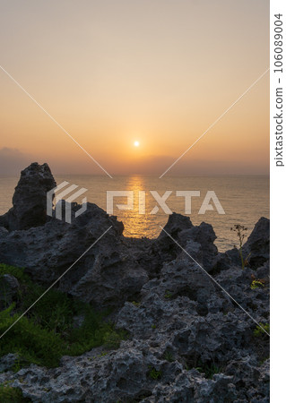地平線上的日落（衝永良部島、塔米納岬） 106089004