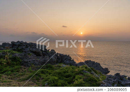 地平線上的日落(衝永良部島、塔米納岬) 地平線上的日落(衝永良部島、塔米納岬) 106089005