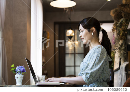 年輕女性遠程辦公遠程工作檔案 年輕女性遠程辦公遠程工作檔案 106089650