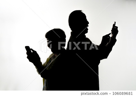 年長夫婦剪影智能手機 年長夫婦剪影智能手機 106089681