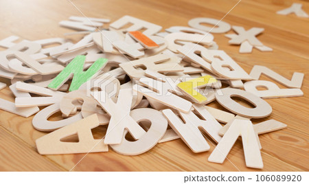 English wood alphabets on wooden table 106089920