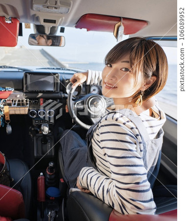 駕駛座上的女人微笑著回頭 106089952