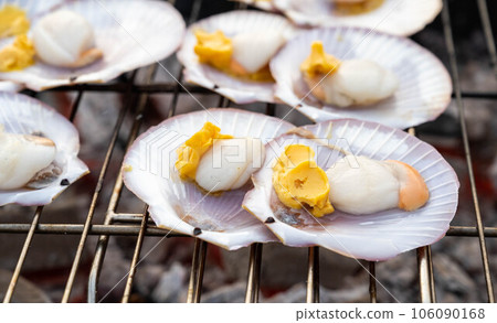 Butter-grilled scallops on the barbecue 106090168