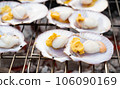 Butter-grilled scallops on the barbecue 106090169