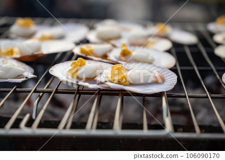 Butter-grilled scallops on the barbecue 106090170