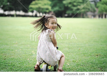 騎三輪車回頭看的女孩 騎三輪車回頭看的女孩 106090665