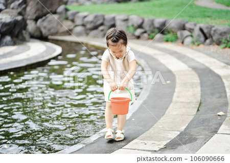 女孩在桶裡玩水 106090666