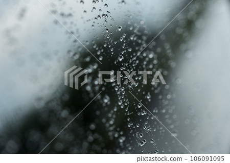Water droplet on the car glass with hydrophobic treatment 106091095