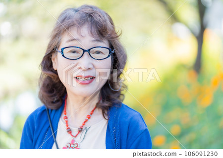 Grandma's portrait with glasses 106091230