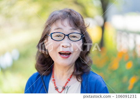 Grandma's portrait with glasses Grandma's portrait with glasses 106091231