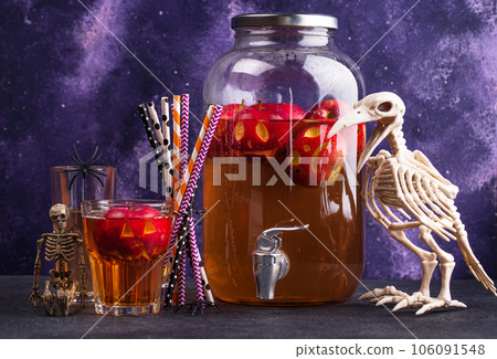Halloween drink autumn apple cider 106091548
