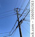 藍天映襯下的電線桿 106091563