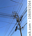 藍天映襯下的電線桿 106091564