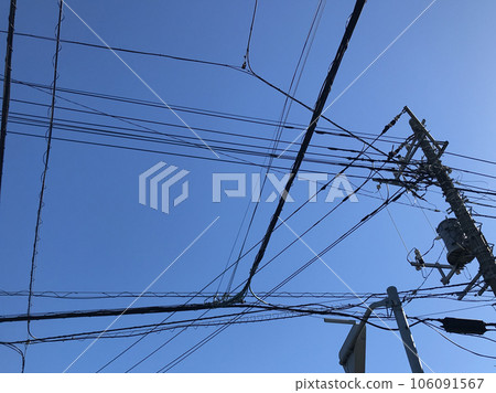 電線桿和電線在藍天 106091567
