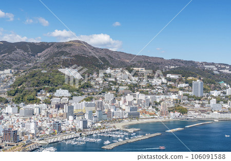 Atami City, Shizuoka Prefecture, a hot spring resort that represents Japan, the cityscape of Atami in fine weather 106091588