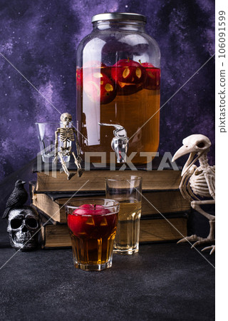 Halloween drink autumn apple cider 106091599