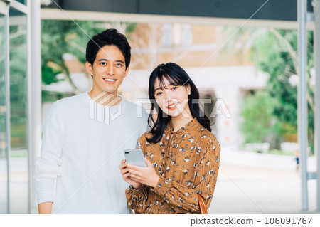A couple with a smartphone (couple) 106091767