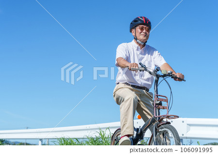 騎自行車的老人 106091995