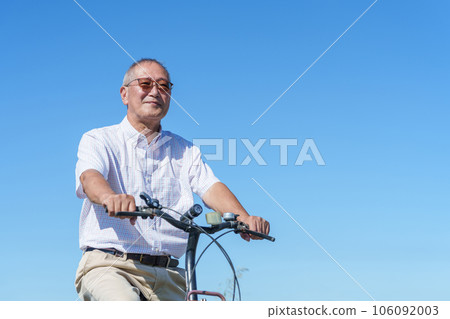 senior man riding a bicycle 106092003