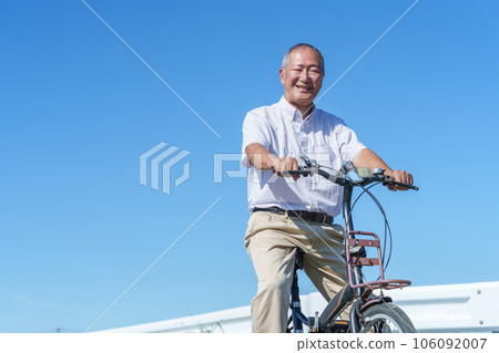 騎自行車的老人 106092007