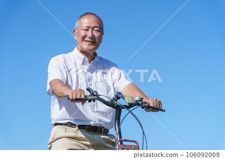 騎自行車的老人 106092009