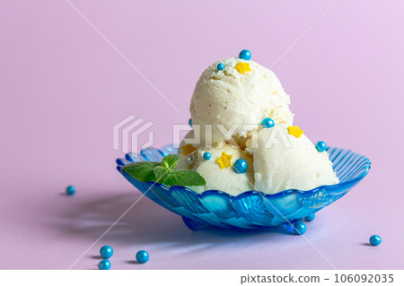 Homemade vanilla ice cream. 106092035