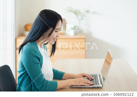 便攜式計算機上工作的年輕女子 106092122