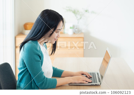 便攜式計算機上工作的年輕女子 106092123