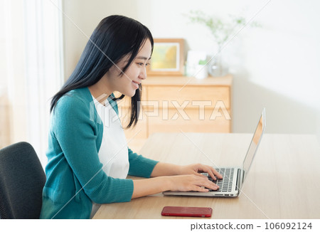 便攜式計算機上工作的年輕女子 106092124