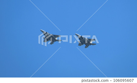 日本航空自衛隊 F-15 鷹編隊飛過上空 106095607