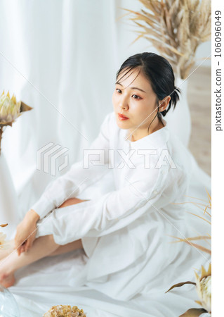 Woman portrait surrounded by dried flowers 106096049