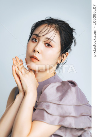 Women's fashion portrait 106096107