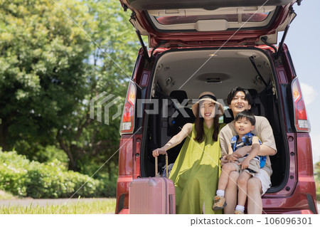 暑假期間，微笑的父母和孩子育兒家庭開車去家庭旅行 106096301