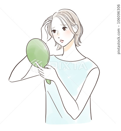 照鏡子擔心頭髮稀疏的中年女性 106096306