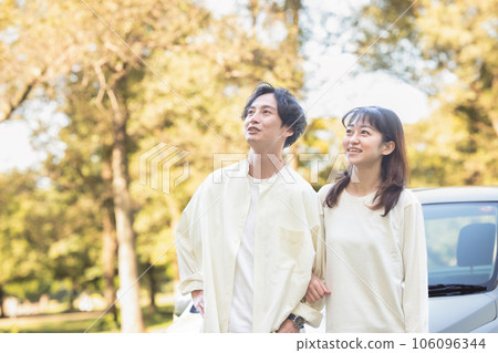 享受秋葉的夫婦 106096344