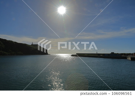 陽光照在與那國島庫布拉漁港的兩座燈塔之間 陽光照在與那國島庫布拉漁港的兩座燈塔之間 106096561