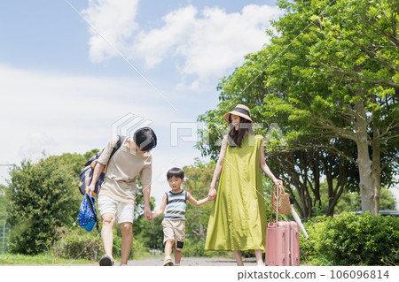 Smiling parent and child child-rearing family going on a family trip during summer vacation Smiling parent and child child-rearing family going on a family trip during summer vacation 106096814