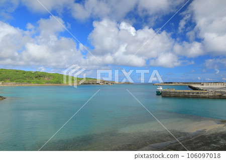 Landscape of tropical clouds floating in the beautiful sea of Sona Port, Yonaguni Island 106097018