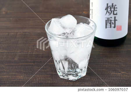 燒酒與水和仿清酒瓶混合 燒酒與水和仿清酒瓶混合 106097037