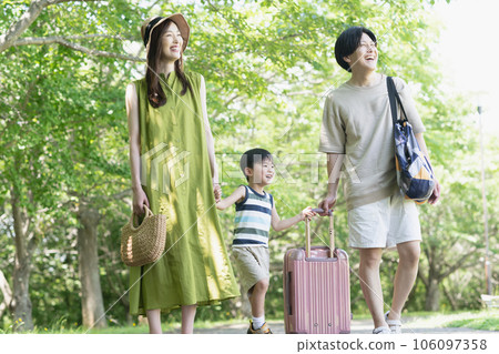 Smiling parent and child child-rearing family going on a family trip during summer vacation Smiling parent and child child-rearing family going on a family trip during summer vacation 106097358