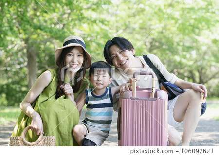 Smiling parent and child child-rearing family going on a family trip during summer vacation 106097621